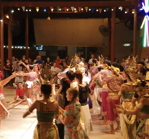 "...程，这个和那些人妖秀不太一样，主要的还是表现，泰国民俗舞蹈地方会邀请游客一起来学习和表演还不错_暹罗梦幻剧场"的评论图片