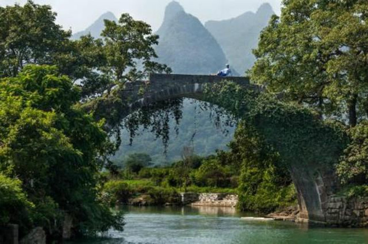 "超级棒，阳塑这个地方美如仙境，绿水青山鸟语花香渔夫和古老的船是竹子做的，有一座桥是拱门型的如同..._遇龙河景区"的评论图片