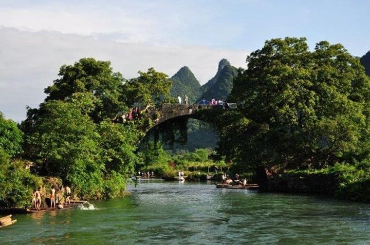 "超级棒，阳塑这个地方美如仙境，绿水青山鸟语花香渔夫和古老的船是竹子做的，有一座桥是拱门型的如同..._遇龙河景区"的评论图片