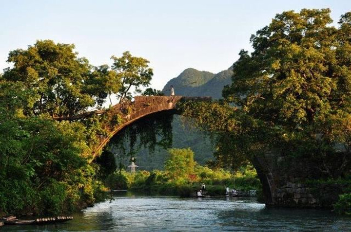 "超级棒，阳塑这个地方美如仙境，绿水青山鸟语花香渔夫和古老的船是竹子做的，有一座桥是拱门型的如同..._遇龙河景区"的评论图片