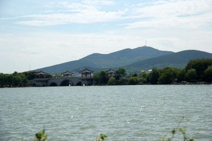 雲龍湖位於江蘇省徐州市泉山區是徐州雲龍湖風景區主要景點x20原名石