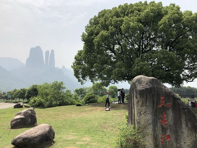 "...处都是雾蒙蒙一片，所以驱车到了江郎山也没有登山，只是在最佳欢景点，远眺了一下，拍了几张纪念照片_江郎山风景名胜区"的评论图片