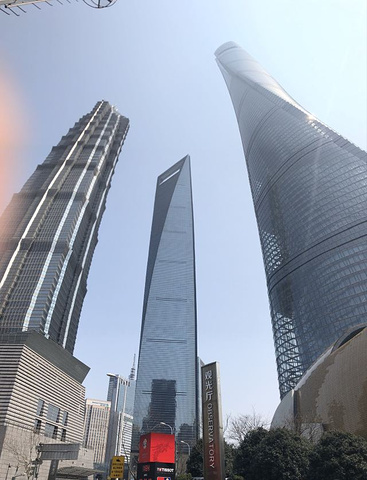 不愧为上海的标志性建筑,有特展的时候去更爽,当然天气也很重要,对面