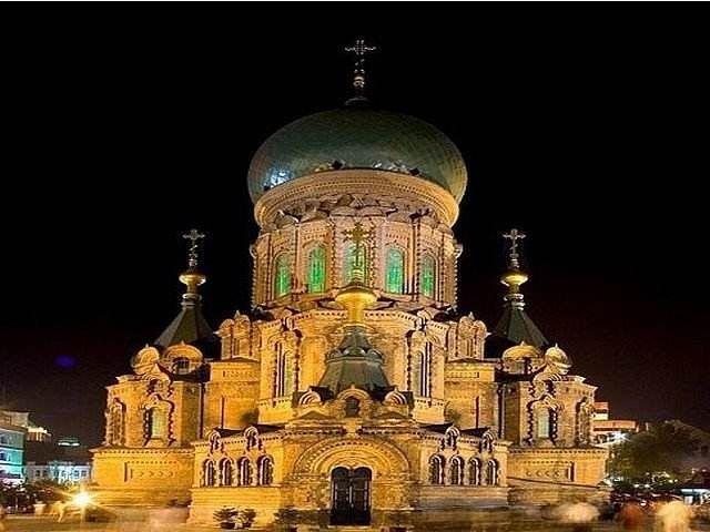 "这是一座传奇的建筑，它经历了教堂到清真寺再到博物馆的历程，如今这里是全世界最著名的历史古迹_圣索非亚大教堂"的评论图片