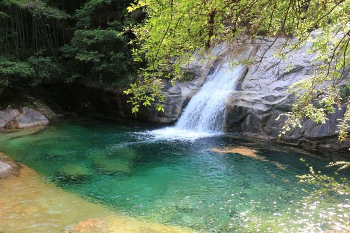 虽然有关人文的传说比较牵强,但自然景观的确太美了,山添水色,水映山
