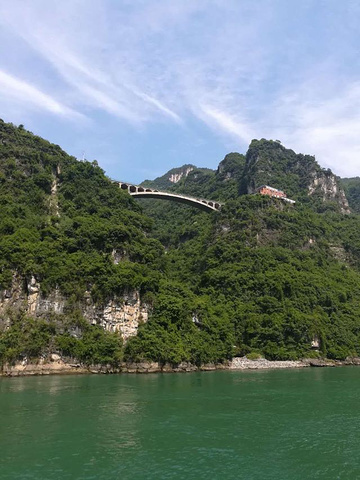 "从三峡的东口宜昌出发饱览神奇美丽的长江三峡风光。重岩叠嶂，峭壁对峙，烟笼雾锁_长江三峡"的评论图片