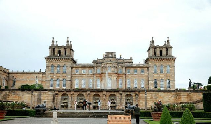 "其实这个地方叫做布伦海姆宫，是属于一个公爵的，到现在这个公爵的家族还是居住在这个地方，这里也是..._丘吉尔诞生地布莱尼姆宫"的评论图片