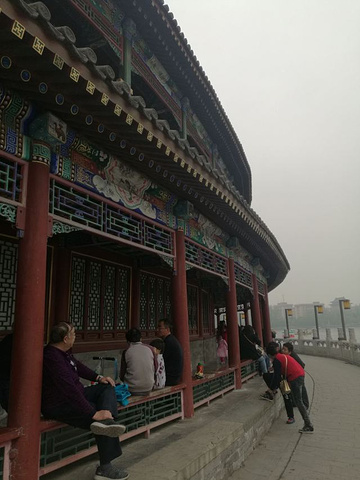 北海古称太液池,经过辽,金,元,明,清几个朝代的建设,尤其是清朝的大