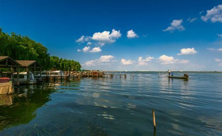 阳澄湖莲花岛,位于苏州市相城区,在阳澄西湖中心,面积约3平方千米