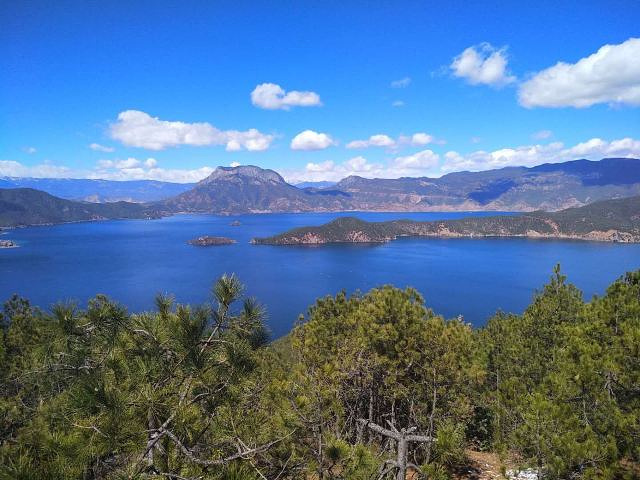 这里视野非常开阔,整个湖面都尽收眼底