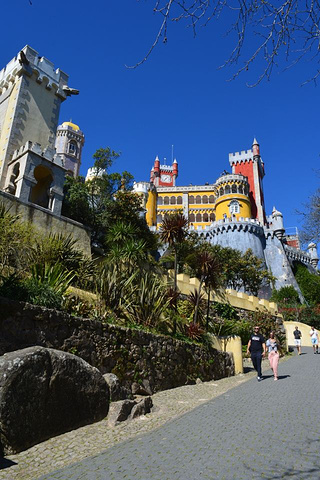 "位于里斯本近郊的辛特拉镇（Sintra），这里树林阴翳、满目葱茏，风景迄人。佩纳宫（2）_佩纳宫"的评论图片