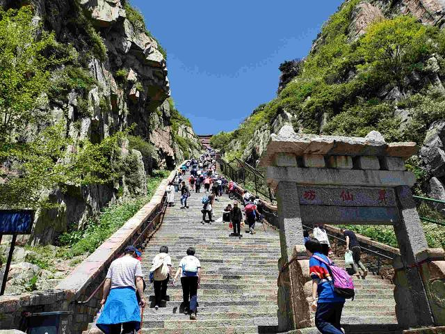 大巴加纜車直接把你從山腳下送到南天門,呵呵_泰山風景區