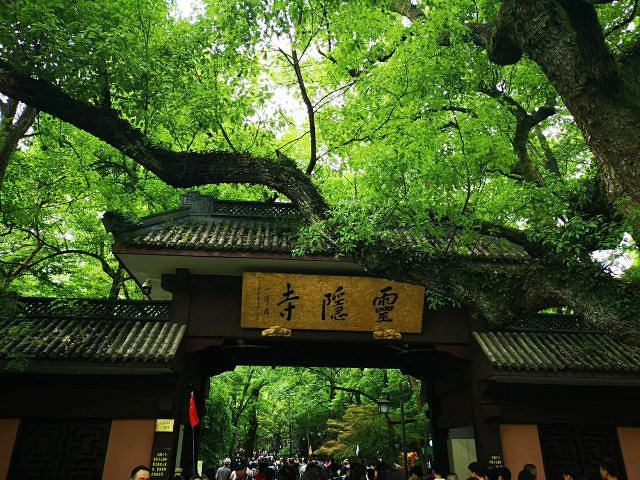 "西湖美景甲天下，去祖国江南旅游除了杭州，灵隐寺也是必去的景点之一_飞来峰"的评论图片