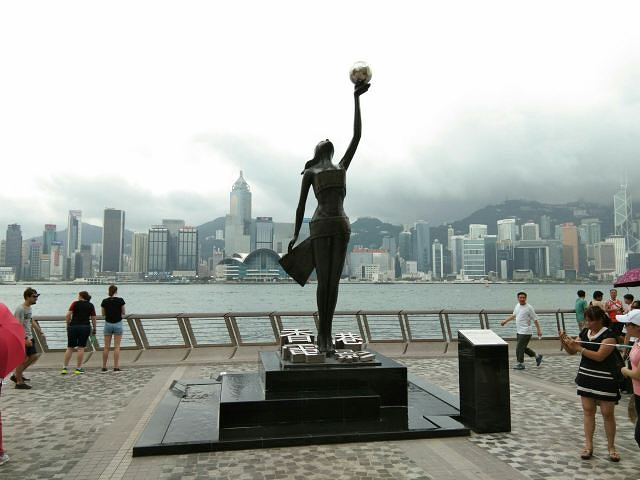 "香港星光大道与维多利亚港――终于找到了港星的男女代表之一，左刘德华、右张曼玉_星光大道"的评论图片