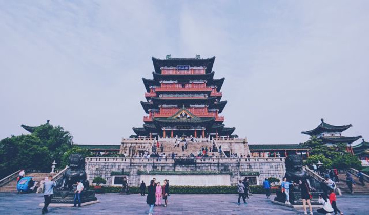 "六和塔在杭州，也算是西湖风景区的一个景点，在钱塘江附近，六和塔是国内为数不多可以登塔的景点了，..._六和塔"的评论图片