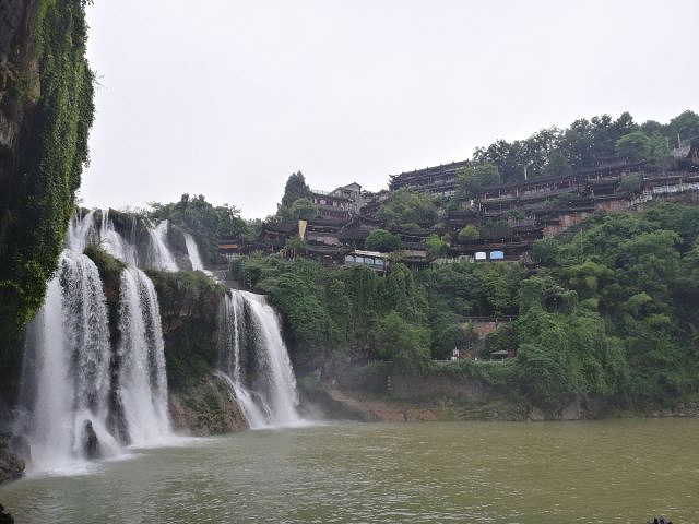 芙蓉鎮掛在瀑布上的古鎮,夜景很美而且免票,白天要票80元有點貴,晚上