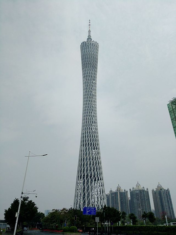 "广州塔是广州新地标，又称广州新电视塔，昵称“小蛮腰”。与花城广场、沙心岛成为广州市新的中轴线_广州塔"的评论图片