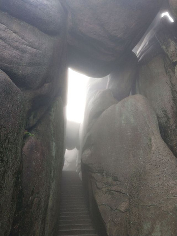 "听说天柱山不远，下午三点半紧赶上山，从大龙窝索道上下，天公不作美雾太大，啥也看不见，遗憾而归，..._天柱山"的评论图片