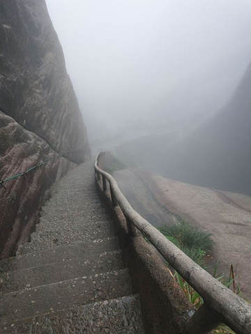 "听说天柱山不远，下午三点半紧赶上山，从大龙窝索道上下，天公不作美雾太大，啥也看不见，遗憾而归，..._天柱山"的评论图片