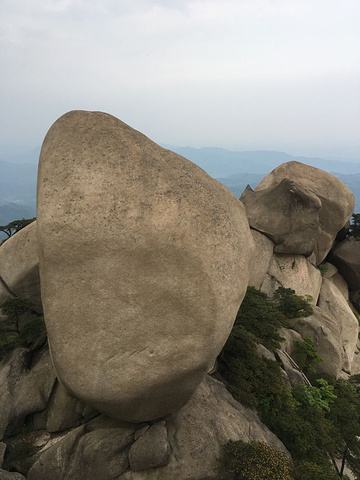 "非常不错，景色宜人，值得推荐！有点遗憾的是，天气原因没看到日落，希望明早能看到日出，能有云海就更好了_天柱山"的评论图片