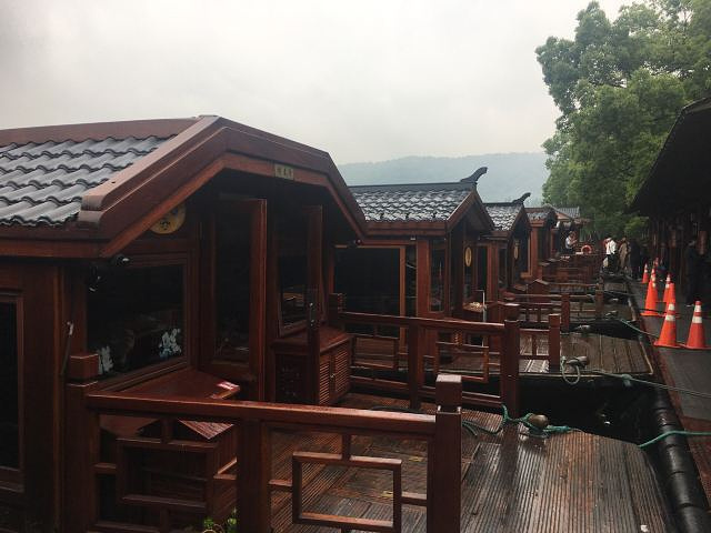 "去的那天下雨，风景看着不是很好。门票+游船是55元。这个小瀛洲必须要坐船才能上去_三潭印月"的评论图片