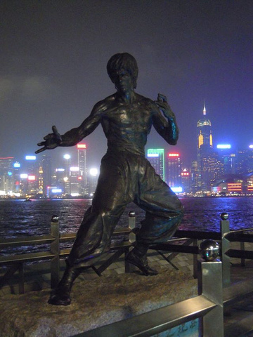 "在这里还能看到香港繁荣的夜景，真的好美。除了雕像，地上还有很多著名影星的手印，很有纪念意义_星光大道"的评论图片