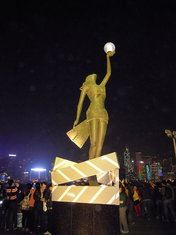 "在这里还能看到香港繁荣的夜景，真的好美。除了雕像，地上还有很多著名影星的手印，很有纪念意义_星光大道"的评论图片