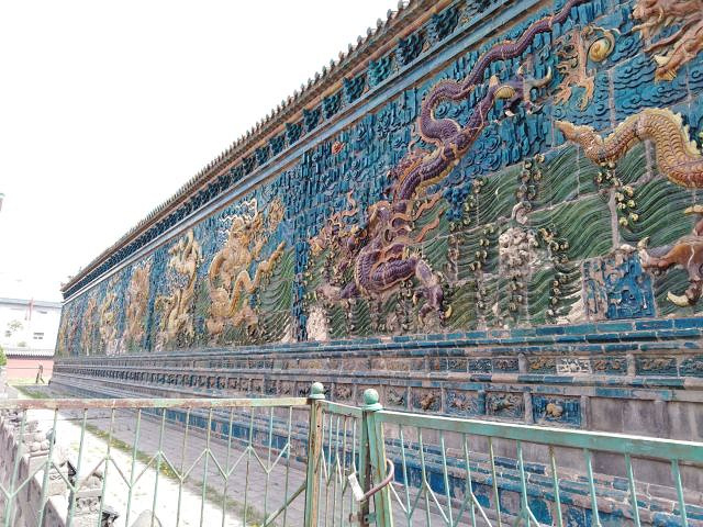 "与北京故宫的九龙壁和北京北海公园的九龙壁相比之下，这个九龙壁就是周围环境差的太多了，没有一点庄..._九龙壁"的评论图片