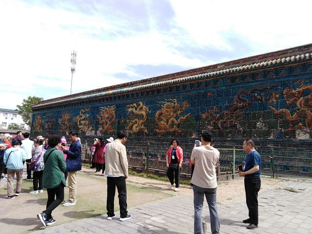 "与北京故宫的九龙壁和北京北海公园的九龙壁相比之下，这个九龙壁就是周围环境差的太多了，没有一点庄..._九龙壁"的评论图片