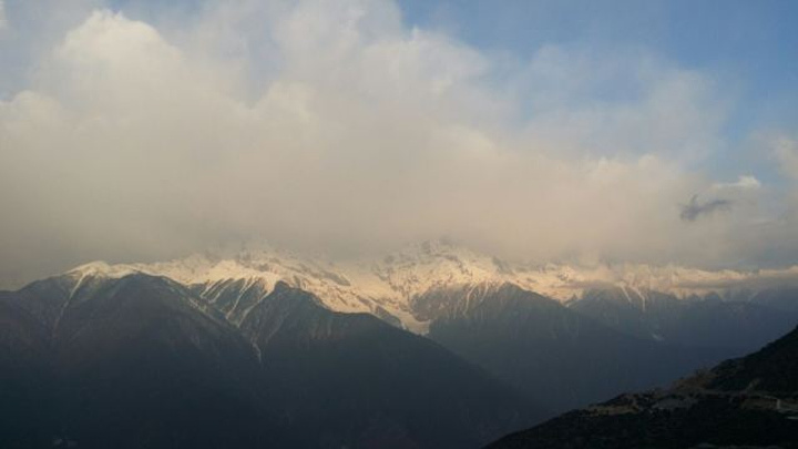 "梅里雪山是非常漂亮的景区，在云南和西藏交界处，214国道边，冰湖是一个景点，距离比较远，在雪山..._虎跑公园"的评论图片
