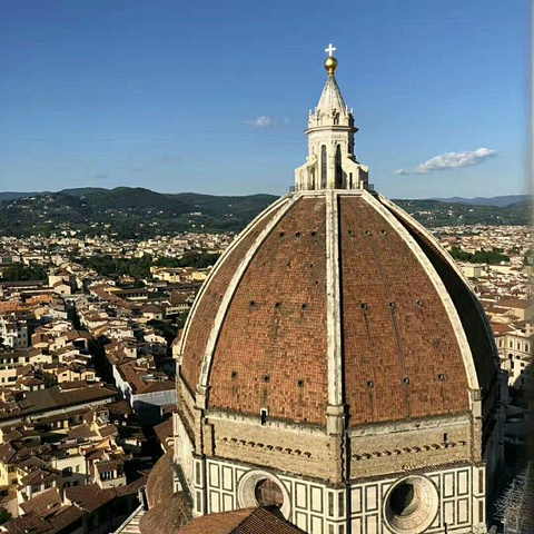 "来到文艺复兴之都佛罗伦萨，耸立在市中心的圣母百花大教堂是这座城市最突出亮丽的一道风景_圣母百花大教堂"的评论图片