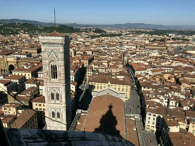 "来到文艺复兴之都佛罗伦萨，耸立在市中心的圣母百花大教堂是这座城市最突出亮丽的一道风景_圣母百花大教堂"的评论图片
