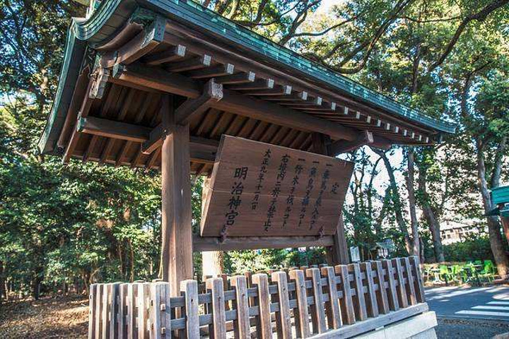 "明治神宫除了是个神圣的参拜场所，也是东京的重要绿肺。比起浅草寺，这里更易让人感受闹市里难得的静谧_明治神宫"的评论图片