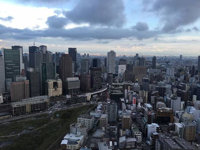 "但是是非常适合去观看夜景的地方，急速电梯送上观景楼层，大阪周游券的免费景点之一，可惜2018年..._梅田蓝天大厦"的评论图片