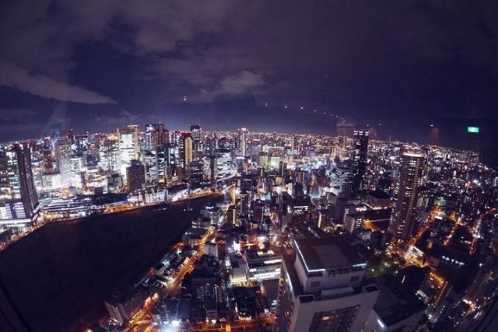 "梅田蓝天大厦就在梅田市中心铁轨的对面，大厦离市中心很近，足可以看见城市的所有细节和灯光，同时离..._梅田蓝天大厦"的评论图片