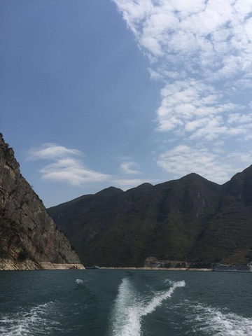 "我的家乡巫山县，有一景点叫神女峰，是巫峡十二峰之最，是原生态自然景观_神女峰"的评论图片