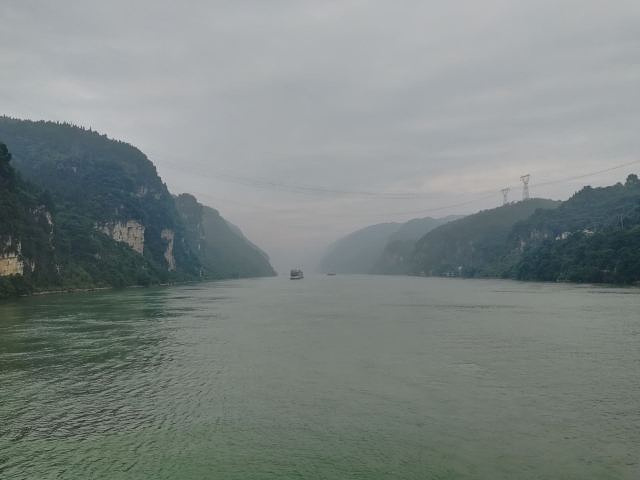 一条大河波浪宽可以乘游船感受长江的壮美和两岸风景尽收眼底不足的是