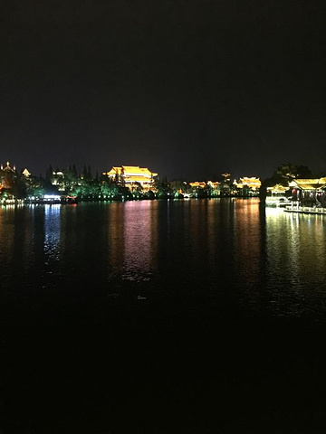 "夜景很美，灯光效果很好，酒吧没有最低消费，可以在河边静静发呆一个晚上_台儿庄古城"的评论图片