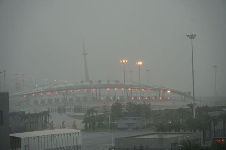 "港珠澳大桥是目前世界上最长的跨海大桥，连接了香港，珠海和澳门三个城市和特别行政区。拍照效果不好_港珠澳大桥游"的评论图片