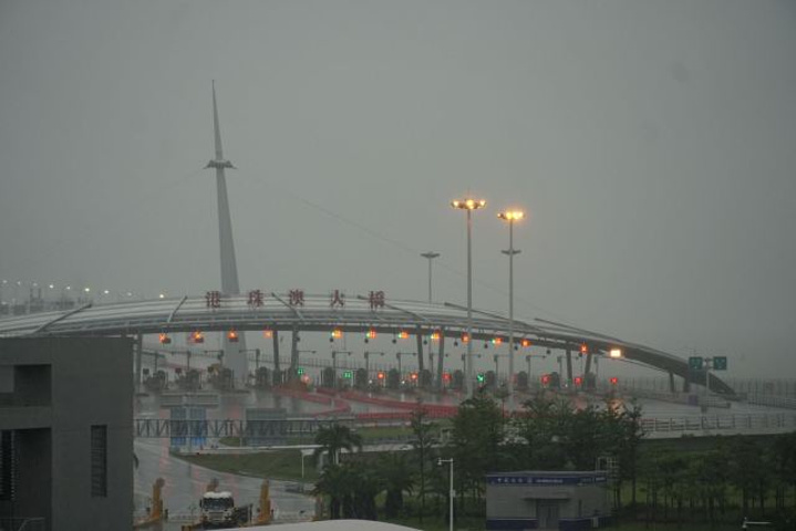 "港珠澳大桥是目前世界上最长的跨海大桥，连接了香港，珠海和澳门三个城市和特别行政区。拍照效果不好_港珠澳大桥游"的评论图片