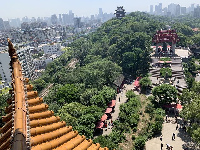 "登到四层可以远眺武汉市区风景和长江大桥。黄鹤楼还是值得来看一看的，毕竟出现在那么多文人名家的作品中_黄鹤楼"的评论图片