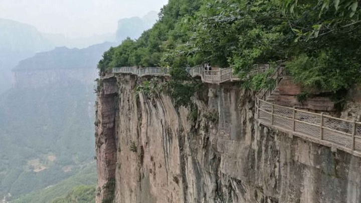 "回龙隧道非常好，云峰画廊的长空栈道，玻璃盏道非常好玩，还有试胆台也挺有特色。整体景色比八里沟强太多_回龙天界山景区"的评论图片