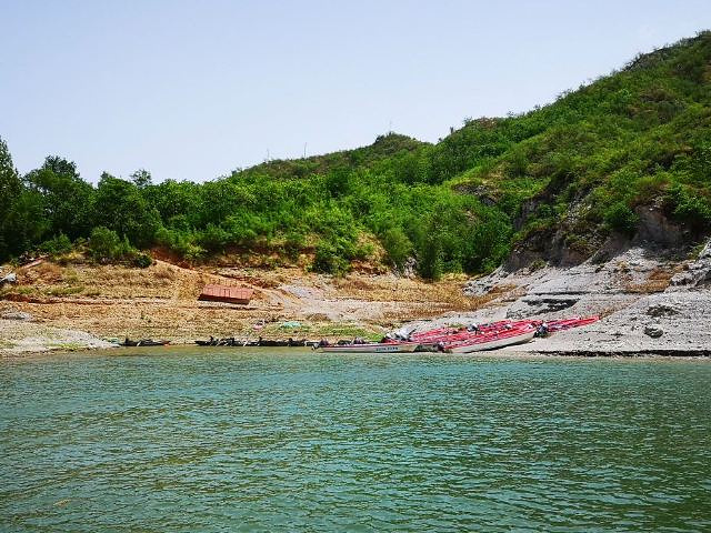 "有三个码头乘船可以通往易水湖风景区，湖水清澈，顺着栈道一路行来，步步风景，每一个角度都那么美_易水湖景区"的评论图片