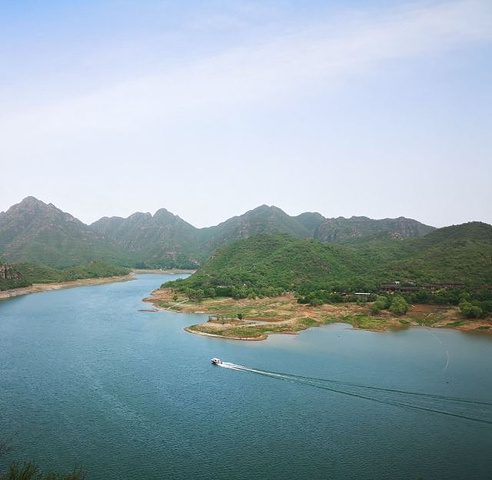 "有三个码头乘船可以通往易水湖风景区，湖水清澈，顺着栈道一路行来，步步风景，每一个角度都那么美_易水湖景区"的评论图片