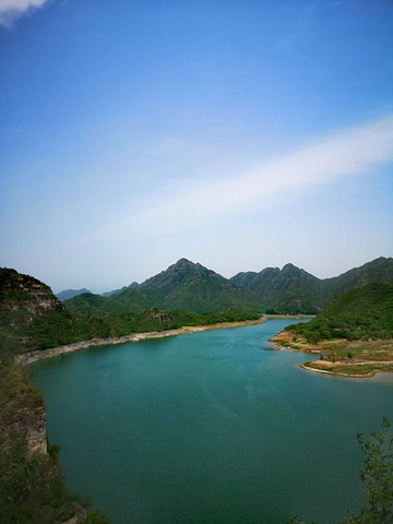 "有三个码头乘船可以通往易水湖风景区，湖水清澈，顺着栈道一路行来，步步风景，每一个角度都那么美_易水湖景区"的评论图片