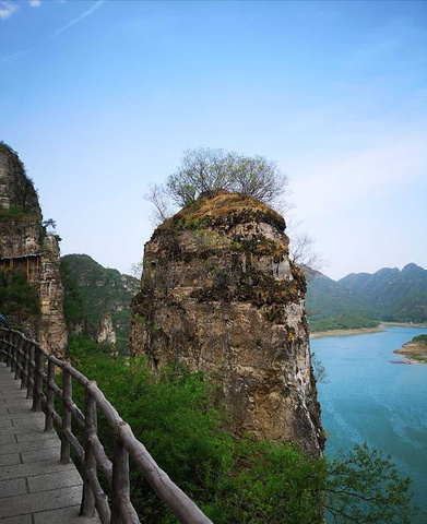 "有三个码头乘船可以通往易水湖风景区，湖水清澈，顺着栈道一路行来，步步风景，每一个角度都那么美_易水湖景区"的评论图片