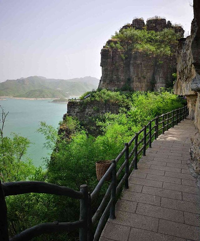 "有三个码头乘船可以通往易水湖风景区，湖水清澈，顺着栈道一路行来，步步风景，每一个角度都那么美_易水湖景区"的评论图片