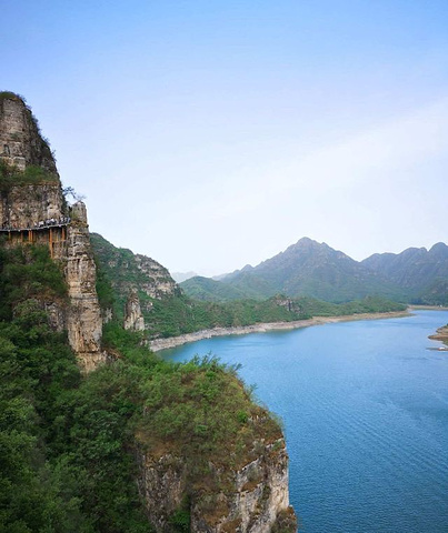 "有三个码头乘船可以通往易水湖风景区，湖水清澈，顺着栈道一路行来，步步风景，每一个角度都那么美_易水湖景区"的评论图片