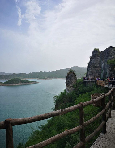 "有三个码头乘船可以通往易水湖风景区，湖水清澈，顺着栈道一路行来，步步风景，每一个角度都那么美_易水湖景区"的评论图片