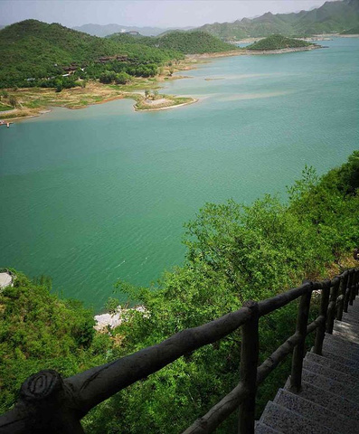 "有三个码头乘船可以通往易水湖风景区，湖水清澈，顺着栈道一路行来，步步风景，每一个角度都那么美_易水湖景区"的评论图片